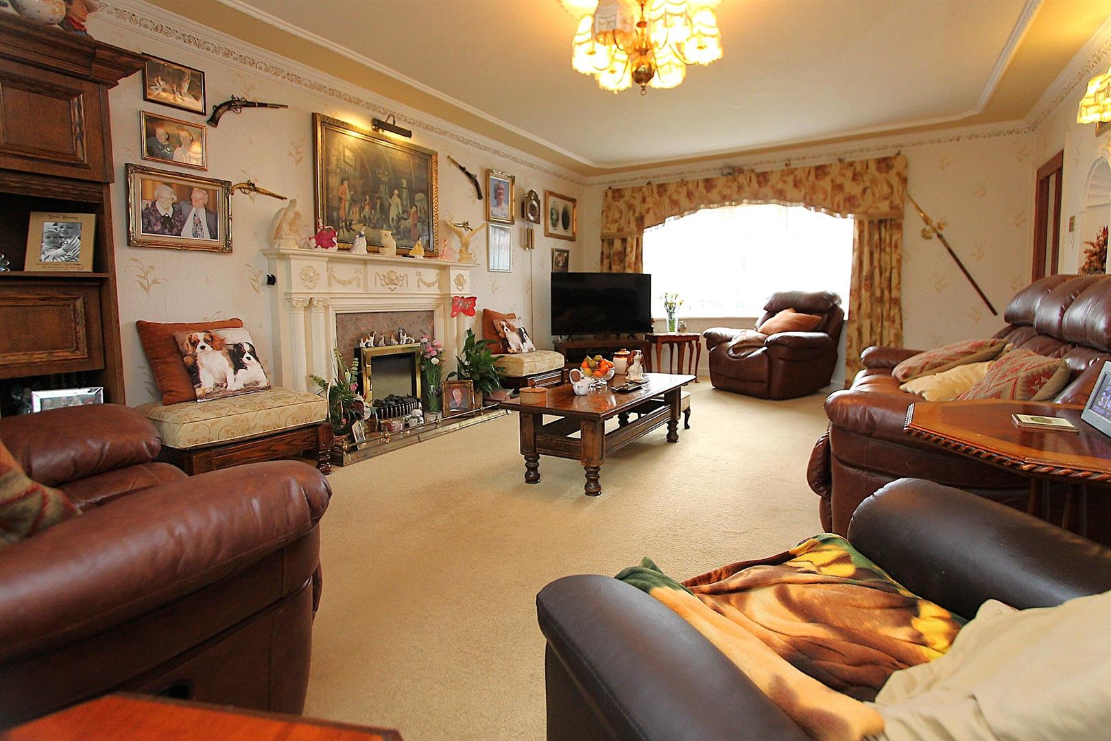 4 bed property in Shaftesbury Avenue, Stourbridge